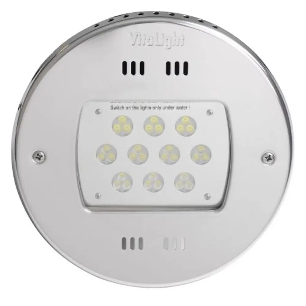 Runde LED-Leuchte mit mehreren Lichtquellen, verchromtem Gehäuse und der Marke Grünbeck. Hinweise zur Nutzung nur unter Wasser sind sichtbar.